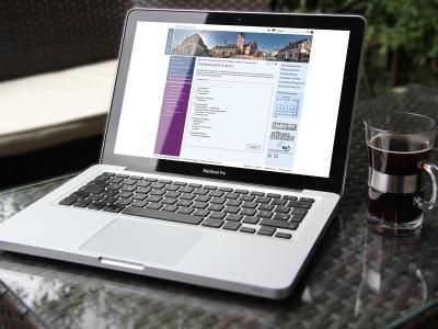 Laptop auf Tisch mit der Seite Firmenverzeichnis auf ettlingen.de