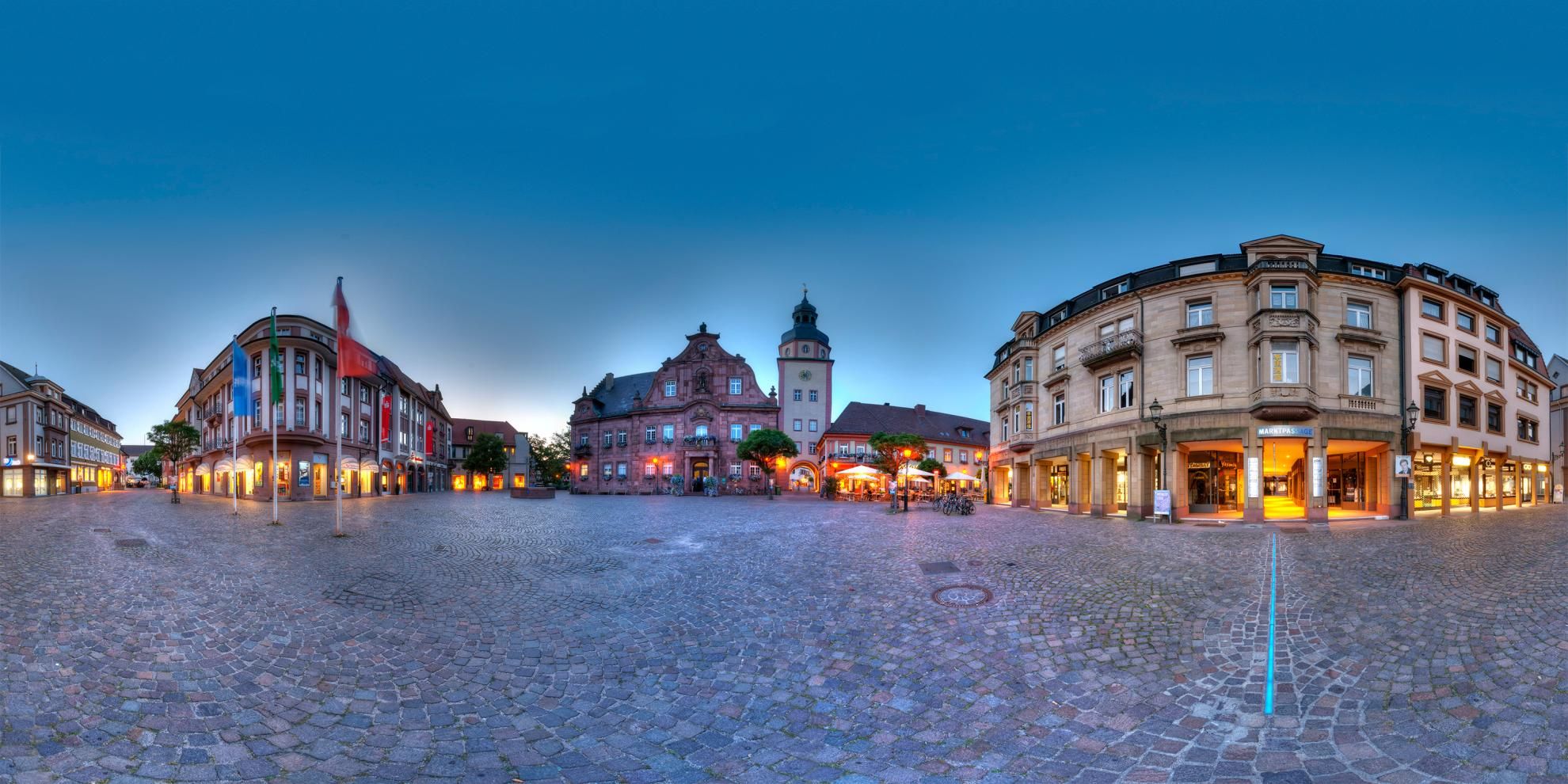 Panorama-Ansicht der Ettlinger Innenstadt im Abendlicht
